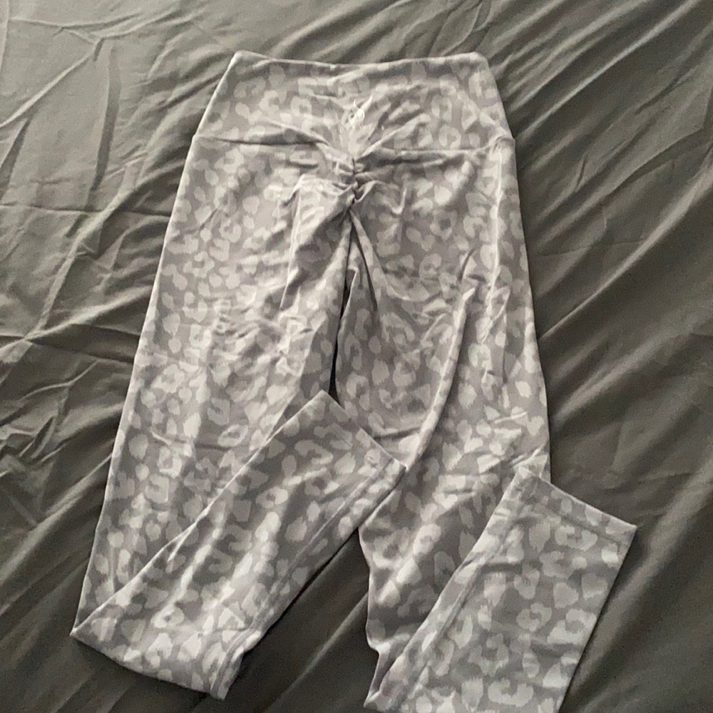 RYDERWEAR HIGHWAISTED GREY LEOPARD LEGGINGS